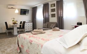 Studio Apartments Mirakul